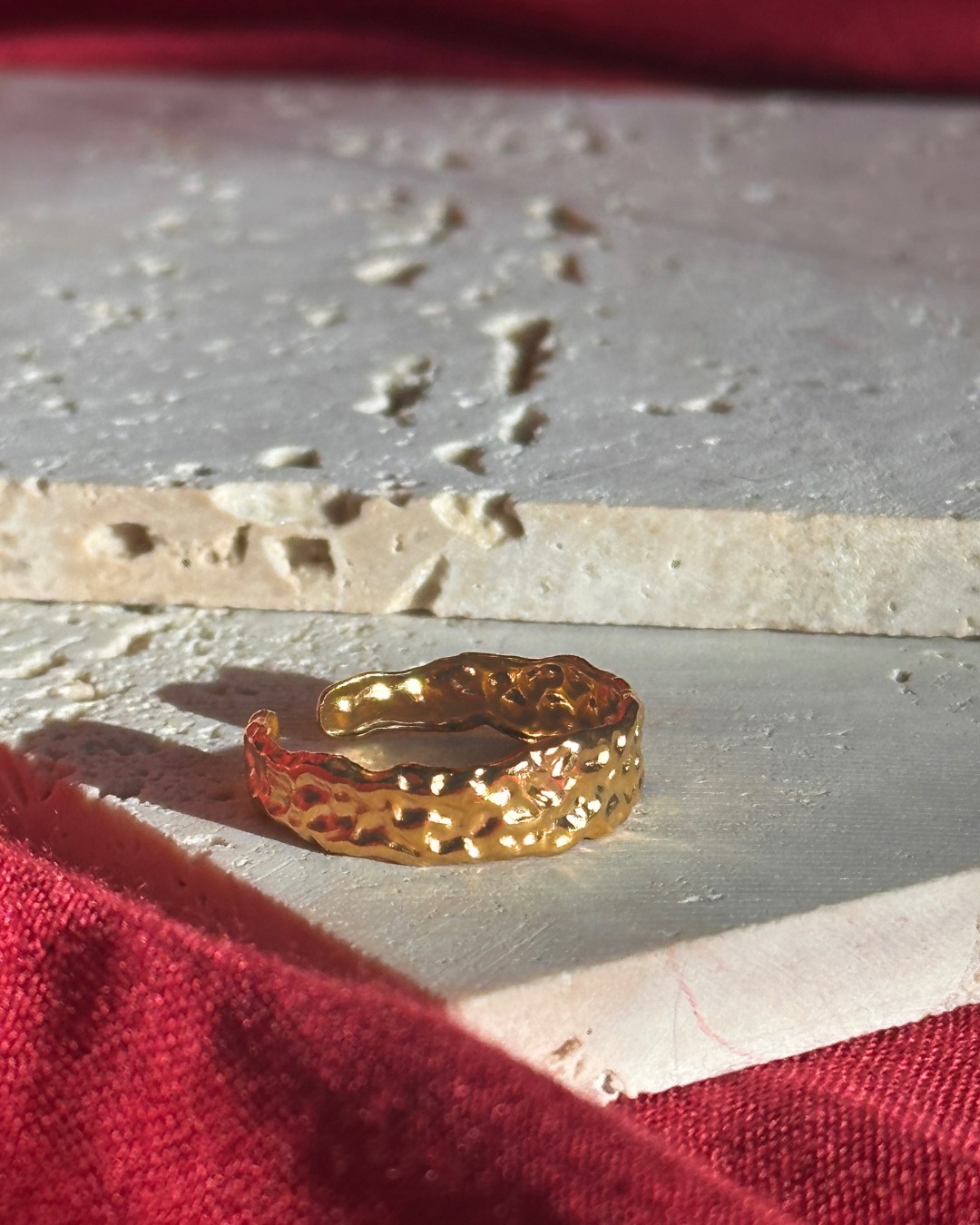 The Sahara ring from ARDI inspired by the Sahara desert displayed on a ivory stone